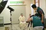 부산은행 북구지구 지역봉사대원 20여명은 부산시 북구 구포3동에 있는 실버벨노인복지관을 방문하여 어르신들의 장수를 기원하며 ‘장수사진’을 촬영하여 드렸으며, 촬영한 사진은 정성스럽