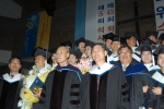 8월 18일 후기 학위수여식이 열린다. 작년 졸업생들이 지도교수들과 행사를 마치고 기념촬영을 하고 있다.