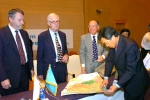 손학규 경기도지사가 8월 16일 고양국제정시장에서 열린 2005 DMZ 포럼 국제회의에 앞서 관계자에게 DMZ에 대하여 자료를 보며 설명하고 있다. 
