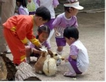 서울대공원에서는 유치원생들이 동물에게 먹이를 주는 재미있는 교육프로그램을 운영하고 있다.