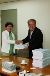 일본『역사왜곡교과서』채택 반대 서명지 전달 장면