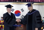 국립한경대학교(총장 최일신)는 18일 후기 졸업식에서 한국국제협력단(KOICA) 김석현 총재에게 명예정치학박사 학위를 수여했다.