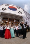 서울특별시는 광복 60주년을 맞이하여  제작하여 ’05.8.10일부터 8.21일 22:00까지 12일간 서울시 청사 전면에 설치했던 “휘날리는 태극기”를 배경으로 촬영한 사진을 공