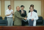 2005. 8. 22(월) 11:00 (주)경남도민프로축구단 회의실에서 박창식 대표이사와 박항서 전 국가대표팀 감독(대행)이 감독계약에 정식 서명함으로써 박항서 초대감독이 2002