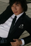 ‘론(LONE) 정욱준’의 모델인 연정훈씨가 ‘언컨수트’를 입고 포즈를 취하고 있다.
