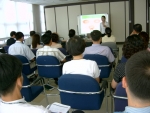 경남은행 친절반 강가영 강사가 근로복지공단 진주지사에서 친절교육을 실시하고 있다.