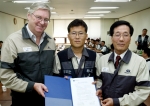 왼쪽부터 닉 라일리 GM DAEWOO 사장, 이성재 대우차 노조위원장, 김석환 대우인천차 사장