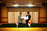 ETRI 손승원 단장과 KCG 와타루 하세가와 이사장이 MOU체결후 악수하고 있다. (사진 좌측이 ETRI 정보보호연구단 손승원 단장)