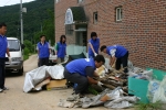 삼성코닝정밀유리 임직원과 협력사 직원들이 천안의 사회보호시설인 사랑과 평화의 집에서 상하수도 정비와 환경개선 등 봉사활동으로 나눔경영을 함께 하고 있다.