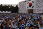서울시에서는 광복60주년을 맞이하여 ’05.8.10일부터 8.21일까지 12일간 서울시 청사 전면에 설치했던 소형 태극기 무료배부계획을 변경하여  1인1매 1매당 1,000원을 받