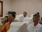 제주도농업기술원에서 실시하고 있는 농업인 홈페이지 제작 교육에 참가한 농업인들이 진땀을 흘리며 자기만의 홈페이지를 만드느라 여념이 없다. 