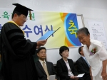 故 박기순씨의 어머니인 천덕애 여사가 고인을 대신해 오희균 전남대 사범대학장으로부터 명예졸업장을 받고 있다. 