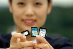 좌측부터 휴대폰용 1GByte MMCmobileTM, 디지털카메라용 2GByte MMCplusTM, 1GByte MMCplusTM