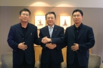 좌로부터 이태수 서울지부 노조위원장, 김종열 하나은행장, 최원호 하나지부 노조위원장이 인사제반규정 통합관련 조인식을 가진후 손을 잡은 모습임