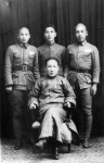조소앙이 중국 중앙육군군관학교 생도인 아들 시제(뒷줄 가운데), 인제(뒷줄 오른쪽)와 함께 1936년에 촬영한 사진 