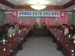 웅진그룹 윤석금 회장은 어려운 환경에도 학업성적이 우수하고 품행이 타의 모범이 되는 공주대학교 학생 16명에게 장학금(1인당 3,125,000원)을 전달하였다.