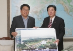 전북대학교 두재균 총장은 29일(월) 오전 11시 남원시 최진영 시장을 만나 전북대학교가 용역을 통해 확보한 ‘허브 테마파크 기본 조성안’을 건넸다. 