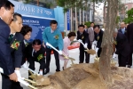 손학규 경기도지사가 8월 29일 성남 킨스 타워 준공식에 참석하여 기념식수를 하고 있다. 
