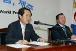 2005.8.30 제주특별자치도 기본계획(안)발표 공동 기자회견-제 주 도  지 사  김 태 환        제 주 도 의 회 의 장  양 우 철　