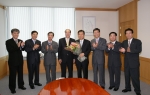 대구은행(은행장 이화언)은 우수 기업고객인 화성산업(대표이사 이인중)의 제47주년 창립기념일에 은행장이 직접 방문해 축하화환 및 선물을 전달하는 등 고객중심 경영에 적극 나섰다.