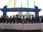 서정호 인천항만공사 사장을 비롯한 관계자들이 달성 선포 기념 축포를 터뜨리는 사진