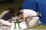 서울시는 남양주 사능수목학습원에서 9월10일부터 참살이 토요일 하루캠프 운영한다. 참가가족들이 가족 나무도감만들기를 하고 있다.