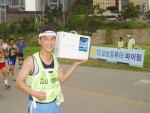 노트북을 메고 역주하는 삼보컴퓨터 노트북 마케팅 담당 김영흠 과장
