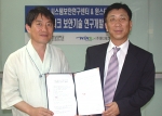 ㈜윈스테크넷 김대연 대표(오른쪽)와 전남대 시스템보안연구센터의 노봉남 교수가 차세대 네트워크 보안기술 공동개발에 관한 양해각서를 교환하고 있다.