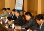관세청은 '05. 9. 6일 서울세관 대회의실에서 박진헌 관세청 차장(아래줄 오른쪽 세번째)을 비롯해 학계 및 NGO 관계인사, 국가 청렴위원회 관계자 등이 참석한 가운데