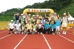 경상대학교마라톤클럽회원(회장 이정숙·앞줄 왼쪽 다섯번째)과 김완기 마라톤 전 국가대표(앞줄 왼쪽 여섯번째)와 기념촬영하는 모습.