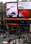 런던 피카딜리 광장(Picadilly Circus)에 9월부터 설치된 삼성 옥외광고물