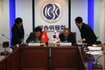 방송위원회 노성대 위원장이 8일 2005 베트남 문화주간 서울행사에 참석하기 위해 방한한 또귀저완 베트남 문화공보부 차관과 양 기관간 교류협력 강화를 위한 양해각서(MOU)에 서명