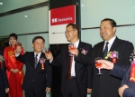 SK네트웍스 중국 지주회사 현판식에서 참석자들이 제막을 한 뒤 건배를 하고 있는 모습. 사진 왼쪽이 이창규 SK네트웍스 경영지원부문장(전무), 가운데가 박신호 SK네트웍스 중국 지