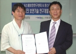 전남대 시스템보안연구센터 노봉남 교수(왼쪽)와 윈스테크넷 김대연 대표가 차세대 네트워크 보안기술 공동개발에 관한 계약을 체결했다. 