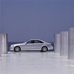 New S-Class는 브레이크 어시스트 플러스(Brake Assist Plus)와 나이트 비전 시스템 (Night Vision system), PRE-SAFE 등 메르세데스-벤츠