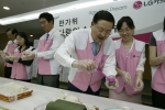 박해춘 LG카드 사장(가운데)이 12일 서울 중구 남대문로5가 본사에서
본사 임직원 60여명과 함께 직접 송편을 빚고있다.