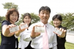 화제의 가족, 한 직장의 네 식구