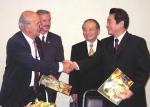 좌로부터 Dr.Rodrigo GAMEZ(로드리고 가메즈), INBio원장, Dr. Fernamdo GUTIERREZ(페르난도 구띠에레즈) 과기부장관, 오명 과기부총리, 이상기 생명