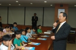강권석 기업은행장이 9월 14일 오전 10시 30분  본점 대회의실에서 용인에 소재한 신촌초등학교 학생들 75명을 초청해 <꿈나무 금융.경제 교실>을 열어 강연하였다.