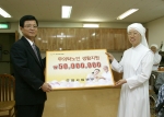 우정사업본부 황중연 본부장은 한가위를 맞아 부양가족이 없는 무의탁 노인들에게 숙식제공 등 무료 지원사업을 하고 있는 봉사기관인 『쟌쥬강의 집(강서구 화곡동)』에 우체국보험 공익자금
