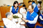 삼성전자 수원사업장 허영호 전무(지원센터장)을 비롯한 임직원들이 수원시립노인요양원을 방문, 송편 등 추석음식을 직접 만드는 등 봉사활동을 펼치고 있다.