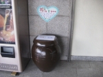 고양시 덕양구에서는 쌀이 없어서 끼니를 거르거나 타인의 눈을 의식하여 차마 지원요청을 하지 못하는 저소득 주민을 위한 『사랑나눔 쌀 항아리』를 설치·운영하여 정이 넘치는 “나눔의 