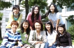 지희자 씨와 장학금을 받은 동료 학생들. 사진 앞줄 가운데가 지 씨.
