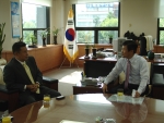 이충완 사장과 서정호 사장의 환담 장면.