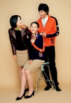 KTF 모델인 문근영, 지현우, 서지혜 씨가 지춘희 KTF 유니폼을 입고 포즈를 취한 모습