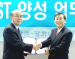 한샘은 대리점에 근무하는 키친디자이너 양성을 노동부훈련기관에 위탁하기로 하는 것을 골자로 한 인력양성위탁 업무협정을 22일 체결했다. 박석준 한샘부사장(왼쪽)과 평화아카데미 김준탁