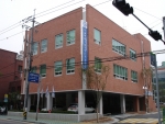 서울시는 지난 8월 16일 성동구 홍익동 102번지에 지하1층, 지상3층, 연면적 420평 규모의 시립장애인치과병원을 임시 개원, 40여일 간의 시험운영기간을 거쳐 9. 26 오후