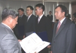 김동남 서울지방노동청장이 서울통신기술 유준열 상무(우측)에게 노사우수문화기업 인증서를 수여하고 있다