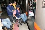 SK C&C 임직원과 성남지역 봉사자들은 20여명의 장애인들과 함께 장애인 인식개선을 위한 전단지를 나눠줬다. 또한 정신지체 아동의 일일부모 역할을 하거나 목발, 휠체어 등을 타고
