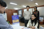 영화배우 신은경씨가 동료 연예인 이정재, 김민희씨와 함께 4일 오전 굿모닝신한증권 압구정지점을 방문하여 엔터테인먼트 투자펀드에 대해 상담을 받고 있다.